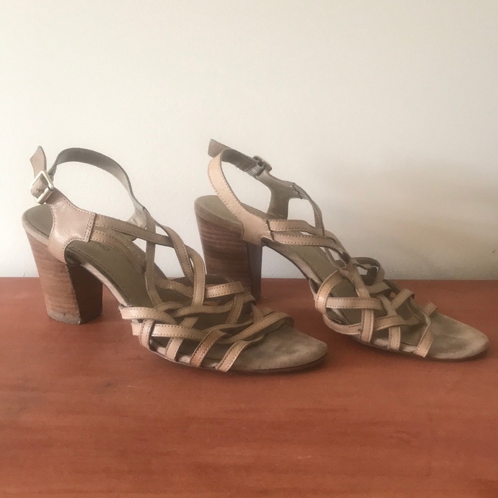 BANDOLINO NUDE HEELED SANDALS